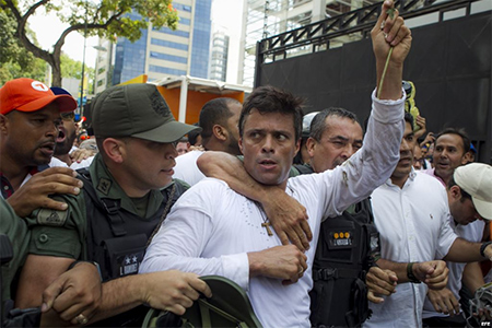 el dirigente opositor leopoldo lopez al entregarse a la policia